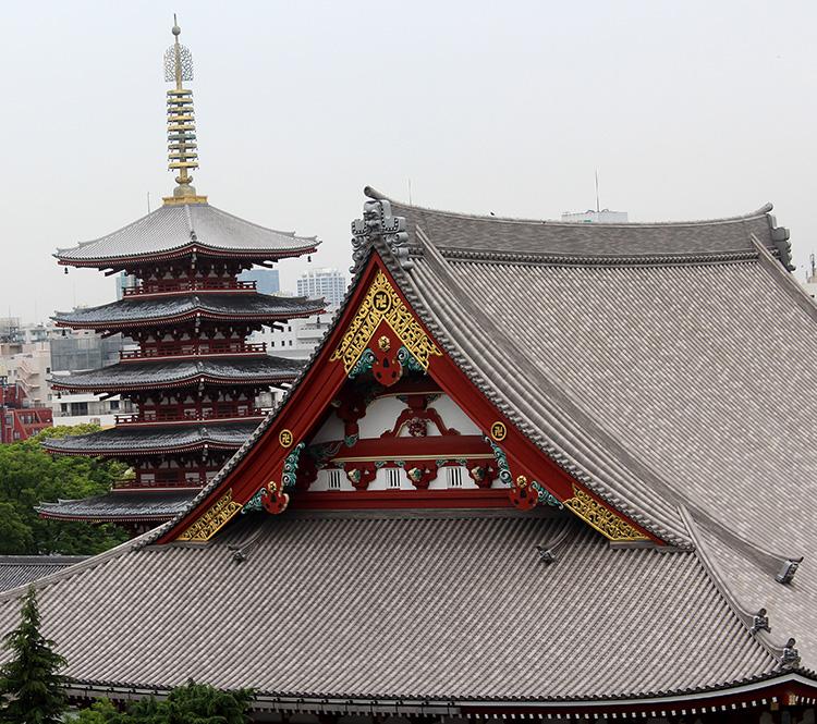 The+beautiful+and+intricate+rooftops+of+a+Japanese+Buddhist+temple+during+a+misty+August+day.
